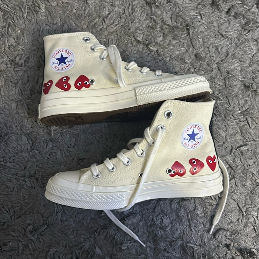 COMME DES GARÇON PLAY. Off-white converse with multiple hearts. No box included